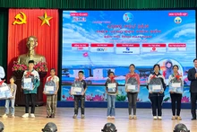 Phó Tổng biên tập Báo Pháp luật Thành phố Hồ Chí Minh và Phó Giám đốc Sở Nông nghiệp và Môi trường Nam Định trao học bổng cho con em ngư dân.