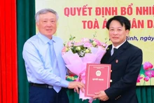 Đồng chí Nguyễn Hòa Bình, Chánh án Tòa án nhân dân tối cao trao Quyết định bổ nhiệm chức vụ Chánh án Tòa án nhân dân tỉnh Ninh Bình cho đồng chí Nguyễn Xuân Sơn. (Ảnh: ĐỨC LAM)