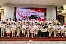 Học sinh Trường Tiểu học Trần Nhân Tông (thành phố Nam Định, tỉnh Nam Định) với ấn phẩm phụ san đặc biệt kỷ niệm 50 năm Ngày Giải phóng miền nam, thống nhất đất nước (30/4/1975-30/4/2025).