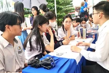 Tư vấn chọn ngành, nghề phù hợp cho học sinh trung học phổ thông trên địa bàn thành phố Nam Định, tỉnh Nam Định tại Ngày hội hướng nghiệp và tư vấn tuyển sinh năm 2024.