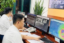 Các kỹ sư Trung tâm điều khiển xa thuộc Phòng Điều độ, Công ty Điện lực Nam Định trực ứng phó với bão số 3.