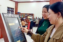 Người dân thực hiện thủ tục hành chính tại Trung tâm Phục vụ hành chính công, xúc tiến đầu tư và hỗ trợ doanh nghiệp tỉnh Nam Định. (Ảnh tư liệu: KHÁNH DŨNG)
