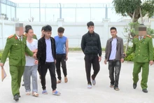 Công an áp giải nhóm đối tượng buôn, bán ma túy.