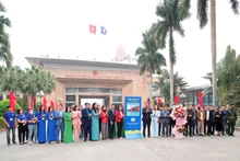 Các đại biểu khai trương hệ thống wifi miễn phí công cộng và quét mã QR tại khu du lịch Sa Vỹ, Móng Cái.