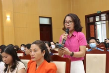 Cử tri phát biểu ý kiến tại hội nghị.