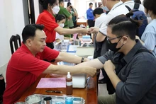 Nhân viên Viện Huyết học – Truyền máu Trung ương tiếp nhận máu từ người hiến máu.
