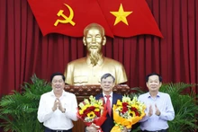 Lãnh đạo Thành ủy Cần Thơ chúc mừng đồng chí Trương Cảnh Tuyên.