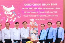 Lãnh đạo Thành ủy Cần Thơ gửi quà mừng năm mới đến Vietinbank, chi nhánh Cần Thơ.