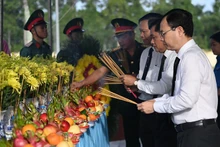 Đại biểu dự buổi lễ thắp hương tri ân các liệt sĩ.