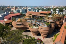 Khách du lịch tham quan, mua sắm tại chợ gốm Bát Tràng.