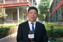 Giáo sư Hứa Lợi Bình trả lời phỏng vấn của phóng viên Báo Nhân Dân thường trú tại Trung Quốc.