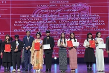 Du học sinh và sinh viên các nước Đông Nam Á được trao giải tại cuộc thi.