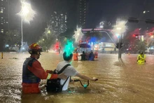 Nhân viên cứu hộ sơ tán người dân ở thành phố Thâm Quyến, tỉnh Quảng Đông. (Ảnh: Tân Hoa Xã)