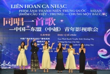 Tiết mục biểu diễn của sinh viên Trung Quốc và Việt Nam tại Liên hoan ca nhạc-phim ảnh thanh niên Trung Quốc-ASEAN. (Ảnh: Tân Hoa xã)