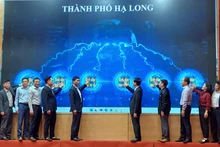 Các đại biểu phát động phong trào "Bình dân học vụ số".