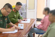 Lực lượng chức năng làm việc với các đối tượng vi phạm.