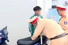 Lực lượng Cảnh sát giao thông xử lý 1 trường hợp vi phạm về trật tự an toàn giao thông.