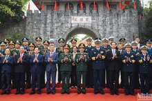 Đại tướng Phan Văn Giang, Ủy viên Bộ Chính trị, Phó bí thư Quân ủy Trung ương, Bộ trưởng Quốc phòng và Thượng tướng Đổng Quân, Ủy viên Trung ương Đảng Cộng sản Trung Quốc, Bộ trưởng Quốc phòng Trung Quốc cùng đoàn đại biểu Bộ Quốc phòng hai nước. 