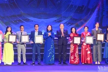 Chủ tịch Quốc hội Trần Thanh Mẫn và Phó Chủ tịch nước Võ Thị Ánh Xuân trao giải A cho các tác giả, nhóm tác giả. 