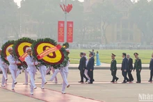 Các đồng chí lãnh đạo, nguyên lãnh đạo Đảng, Nhà nước đặt vòng hoa và vào Lăng viếng Chủ tịch Hồ Chí Minh.