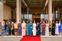 Phu nhân Chủ tịch Quốc hội Nguyễn Thị Thanh Nga với Nhóm Phụ nữ Cộng đồng ASEAN tại Hà Nội và các đại biểu.