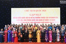 Chủ tịch Quốc hội Trần Thanh Mẫn cùng các Phó Chủ tịch Quốc hội và các đại biểu tại cuộc gặp mặt.