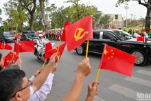 Đoàn xe chở Tổng Bí thư, Chủ tịch Trung Quốc Tập Cận Bình di chuyển trên các tuyến đường trong sự chào đón nồng nhiệt của nhân dân Thủ đô. Đoàn xe chở Tổng Bí thư, Chủ tịch Trung Quốc Tập Cận Bình di chuyển trên các tuyến đường trong sự chào đón nồng nhiệt của nhân dân Thủ đô.