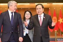 Chủ tịch Quốc hội Trần Thanh Mẫn trao đổi với Thủ tướng Kyrgyzstan Adylbek Kasymaliev.