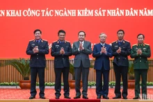 Chủ tịch Quốc hội Trần Thanh Mẫn, nguyên Thường trực Ban Bí thư Trần Quốc Vượng với lãnh đạo Viện Kiểm sát nhân dân tối cao.