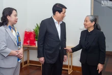 Chủ tịch nước Lương Cường thăm hỏi bà Ngô Thị Mận, Phu nhân cố Tổng Bí thư Nguyễn Phú Trọng. 