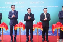 Phó Thủ tướng, Bộ trưởng Ngoại giao Bùi Thanh Sơn cùng các đại biểu cắt băng khai mạc triển lãm ảnh.