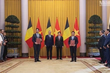 Chủ tịch nước Lương Cường và Nhà Vua Vương quốc Bỉ Philippe chứng kiến Lễ trao văn kiện hợp tác giữa Việt Nam-Bỉ.