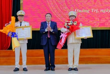 Quyền Chủ tịch Ủy ban nhân dân tỉnh Quảng Trị Hà Sỹ Đồng trao Huân chương Chiến công hạng Ba cho các Phó Giám đốc Công an tỉnh: Đại tá Lê Phi Hùng, Đại tá Nguyễn Viết Ánh.