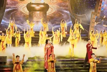Màn múa hát bản hùng ca chim lạc bắt đầu cho đêm khai mạc ngày hội.
