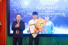 Phó Chủ tịch Ủy ban nhân dân tỉnh Quảng Trị Lê Đức Tiến trao giải Nhất cho tác giả Nguyễn Tấn Dũng, đến từ Trường Trung học phổ thông Bùi Dục Tài. 