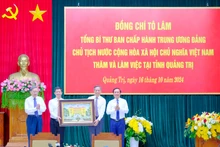 Tổng Bí thư, Chủ tịch nước Tô Lâm tặng quà cho tỉnh Quảng Trị ngày 16/10/2024