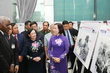 Lãnh đạo Đảng và Nhà nước Việt Nam-Cuba tham quan trưng bày,