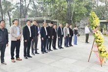 Bộ trưởng Văn hóa, Thể thao và Du lịch Nguyễn Văn Hùng cùng Đoàn công tác dâng hoa, dâng hương ở Nghĩa trang Liệt sĩ quốc gia Trường Sơn. 