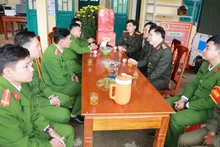 Đại tá Vũ Văn Đấu (ngồi giữa, hàng bên phải) kiểm tra và thăm hỏi lực lượng Công an cơ sở dịp Tết Ất Tỵ 2025.