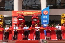 Nghi thức cắt băng khánh thành Trung tâm Trung tâm Phục vụ hành chính công tỉnh Khánh Hòa. (Ảnh: PHONG NGUYÊN) 