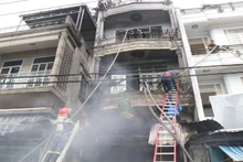 Lực lượng chữa cháy chuyên nghiệp nỗ lực dập lửa đám cháy tại Khánh Hòa. (Ảnh: CTV BKH)