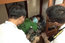 Tổ Quân y Tàu 414 kiểm tra sức khỏe ngư dân Trần Hoài Sang trước khi bàn giao cho địa phương và gia đình. (Ảnh: CTV HQ) 