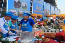 Các đội dự thi thực hiện chế biến món ăn. (Ảnh: PHONG NGUYÊN)
