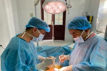 Y, bác sĩ Bệnh xá đảo Song Tử Tây phẫu thuật cho bệnh nhân La Thanh Lối. (Ảnh: HOÀNG ANH)