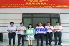 Đại diện Lữ đoàn 101, Vùng 4 Hải quân bàn giao nhà đồng đội tặng gia đình đồng chí Lê Đình Công. (Ảnh: CTV HQ)