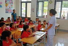 Cán bộ y tế hướng dẫn cán bộ, giáo viên, nhân viên và học sinh ở Hương Khê thực hiện các biện pháp phòng, chống dịch đau mắt đỏ.