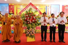 Đại diện lãnh đạo tỉnh Hà Tĩnh chúc mừng Đại lễ Phật đản năm 2022.