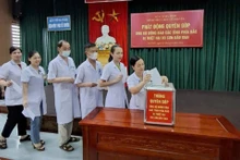 Các đơn vị, địa phương ở Hà Tĩnh quyên góp, ủng hộ người dân vùng thiên tai.