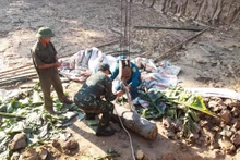 Lực lượng chức năng tiến hành thu gom, vận chuyển quả bom về nơi an toàn để tổ chức hủy nổ theo kế hoạch.