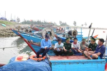 Bộ đội Biên phòng Hà Tĩnh tích cực tuyên truyền, phổ biến các quy định liên quan đến khai thác thủy hải sản cho ngư dân.